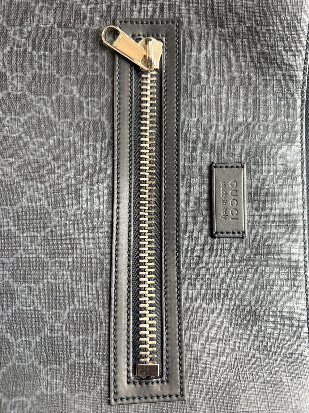Gucci compact messenger